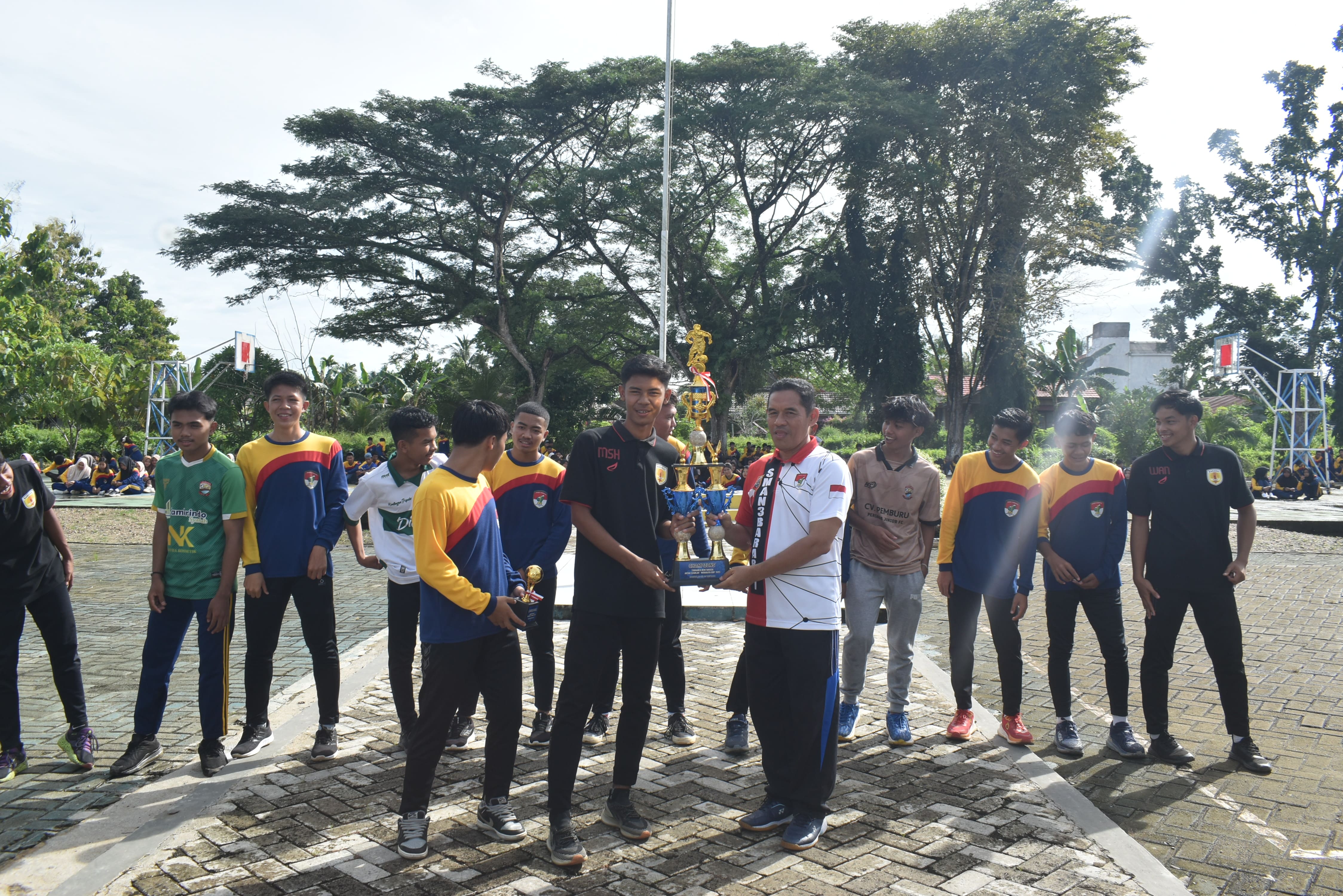 SMAN 3 Barabai Raih Juara 1 dalam Turnamen Mini Soccer Antar Sekolah se-Banua Enam